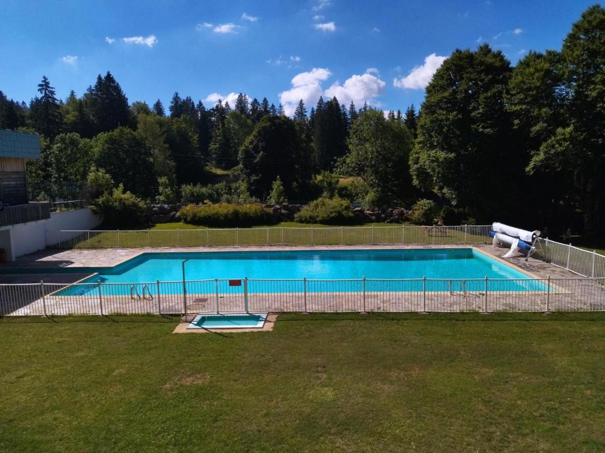 Studio Le Lacuzon Avec Piscine Et Tennis Exterieurs Ле Рус Екстериор снимка